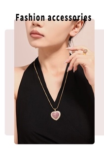 Parure de bijoux chic plaqué or 18k avec collier cœur et bague en zircon sur mannequin