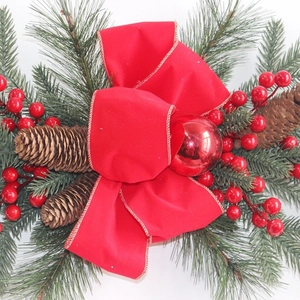 Guirlande d'escalier de Noël avec nœud en velours rouge, pommes de pin et baies
