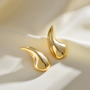 Minimalist gold teardrop earrings with a mirror-polished finish and modern metal design