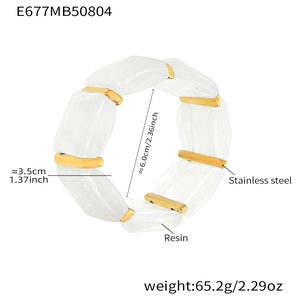 Dettaglio del bracciale in resina bianca con distanziali in acciaio inox dorato