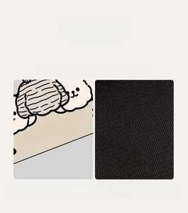 Detailaufnahme der doppelseitigen Badematte mit Cartoon-Muster und rutschfester Gummitextur