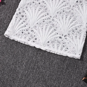 Detailansicht von weißem Boho-Hohlnetz-Spitzenstoff mit fächerförmigem Häkelmuster