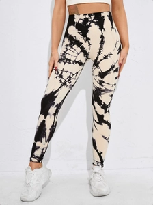 Détail de leggings de yoga taille haute tie-dye avec effet push-up sans couture et stretch