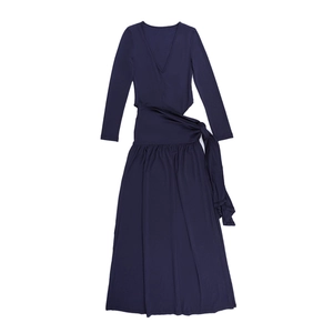 Détail de robe en résille violet foncé avec col en V, lien à la taille et découpe latérale