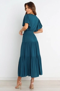 Detalle del vestido maxi boho azul petróleo con mangas de volante y falda de capas
