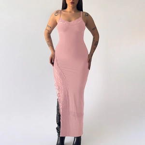 Dettaglio ravvicinato del pizzo rosa e della vestibilità slim del vestito lungo a bretelle