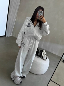 Ensemble jogging gris pour femme avec sweat à capuche zippé et imprimé blason vintage
