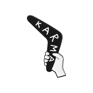 Épinglette en émail minimaliste avec une main tenant un boomerang karma noir