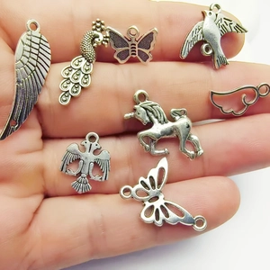 Antiksilberne Tieranhänger wie Pfau und Schmetterling für die DIY-Schmuckherstellung