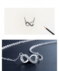 Vue macro du pendentif infini en argent S925 avec cristaux micro-pavés sur chaîne