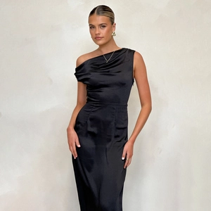 Detail of elegant black satin midi dress featuring a slim-fit cut and sleek fabric texture