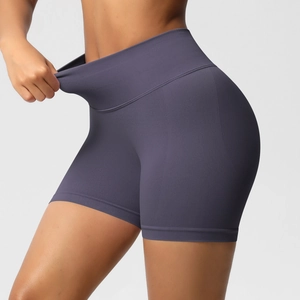 Gros plan du tissu sans couture haute élasticité montrant l'étirement du short de sport
