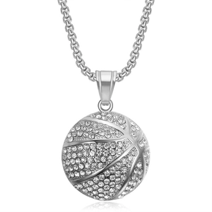 Vue détaillée du collier pendentif basket argenté serti de strass brillants et clairs