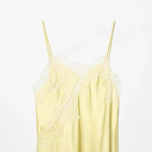 Abito sottoveste in raso giallo pallido con pizzo bianco e orlo asimmetrico elegante