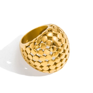 Bague sphérique exagérée en acier inoxydable doré avec design en maille ajourée
