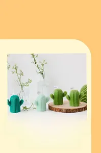 Dettaglio di candele a forma di cactus verde con texture vegetale rifinita