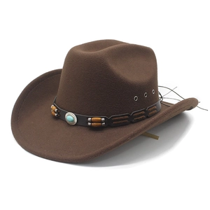 Chapeau de cowboy marron en feutre de laine avec bande turquoise sur fond blanc