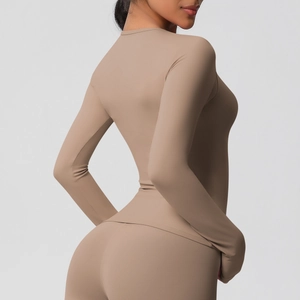 Détail du haut de yoga à manches longues et legging taille haute de couleur moka