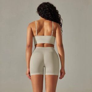 Detaillierte Rückansicht des hellgrünen Yoga-Sets mit Sport-BH und hoch taillierter Shorts