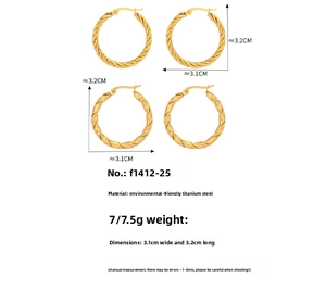 Détail macro de boucles d'oreilles créoles torsadées en acier titane doré de 31mm avec taille