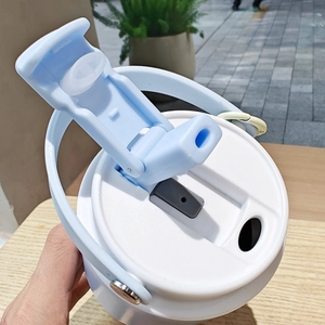 Detail showing the leak-proof lid with straw, silicone seal, and portable handle loop