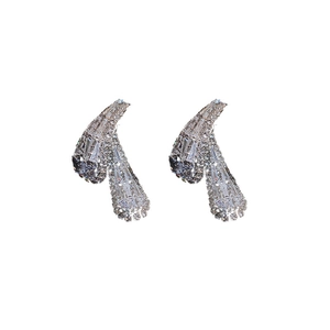 Boucles d'oreilles pendantes en argent avec zircons pavés pour un style élégant