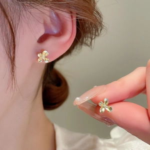 Boucles D'oreilles Puces Fleur Or Mat Alliage Floral Style Doux Pour Femmes Avec Tige En Argent