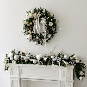 Couronne de Noël blanche et argent avec aiguilles en PE, pommes de pin et rennes