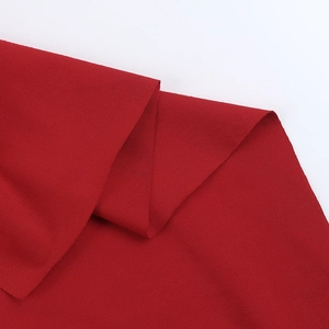 Detailansicht der hochwertigen roten Strickstoff-Textur und Rüschenkanten-Details