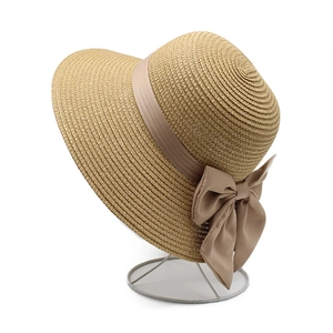 Chapeau de soleil en paille à large bord pour femme avec ruban satiné beige et nœud