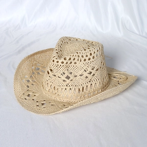Dettaglio della trama traforata fatta a mano su cappello da cowboy in paglia beige con tesa