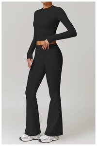 Détail du pantalon de yoga évasé à taille haute et de l'ensemble de sport noir