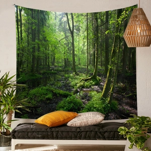 Vista dettagliata dell'arazzo della foresta a parete con decorazioni e piante interne