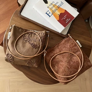 Petit sac à bandoulière vintage en daim avec broderie florale sur bois