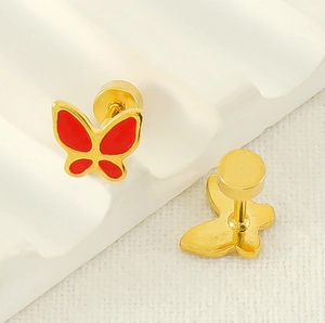 Vue macro de boucles d'oreilles papillon en or 18K avec ailes en émail rouge et dos plat