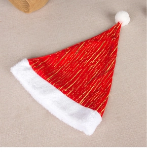 Détail du bonnet de Noël rouge avec rayures dorées et bordure en peluche blanche