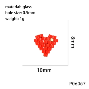 Détail macro d'une perle en forme de cœur en verre rouge, largeur 10mm et trou 0,5mm