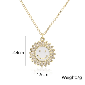 Detailansicht der Sonnenblumen-Halskette mit Smiley-Anhänger und Größenangaben in cm