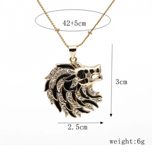 Détail du pendentif lion hip hop avec zircons cubiques et touches d'émail noir