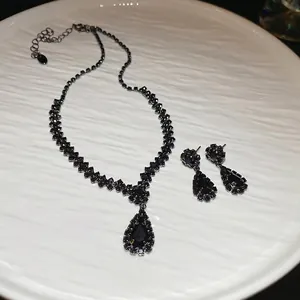 Elegant black teardrop crystal pendant necklace and earrings set for women's fashion