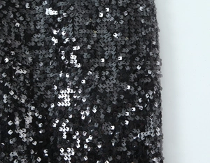 Gros plan du tissu à paillettes noires avec des détails scintillants pour robe de soirée