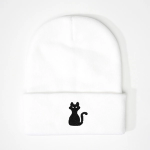 Bonnet en maille blanc avec broderie chat noir minimaliste et revers classique élégant