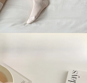 Détail de chaussettes en tricot crème avec texture côtelée pour une esthétique ballet