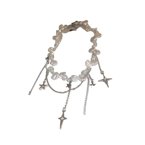 Collier de perles avec pendentif étoile, chaîne argentée et breloques en strass brillants