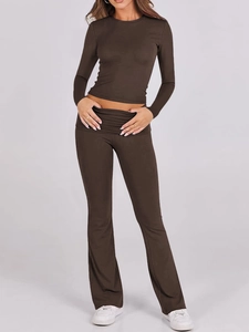 Vista completa del set in maglia da donna con maglia a maniche lunghe e pantaloni a zampa marrone
