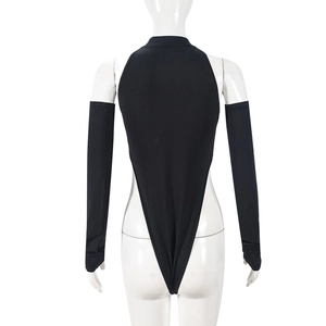Rückansicht eines schwarzen hochgeschlossenen Bodysuits mit Ärmelstulpen auf Mannequin