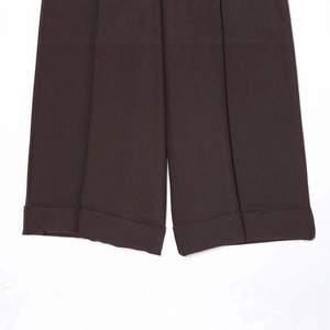 Pantaloncini casual da donna marrone scuro con orlo risvoltato e trama intrecciata