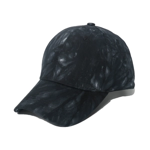 Dettaglio del cappellino da baseball in cotone tie-dye con trama marmorizzata grigio scuro