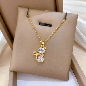 Vue détaillée du collier chat avec grandes pierres en zircon et cristaux pavés