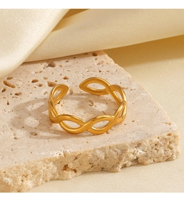 Détail d'une bague nœud infini plaqué or 18 carats sur pierre avec fond en soie douce